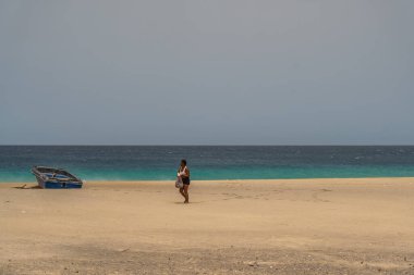 Sao Pedro, Cape Verde - Haziran 18.2024: Sao Vicente Adası Atlantik sahilinde bir kadın.