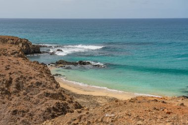 Maio adaları güzel boş kumlu sahil turkuaz berrak okyanus suyu mavi gökyüzü, Cape Verde