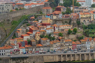 Porto, Portekiz - 28 Haziran 2024: Bir bahar günü Porto şehrinin manzarası.