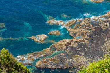 Sahil manzarası ve Atlantik Okyanusu Ponta da Ferraria, Ponta Delgada, Sao Miguel Adası, Azores, Portekiz