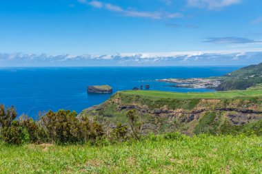 Atlantik Okyanusu 'nun kıyısı ve Ponta da Ferraria, Ponta Delgada, Sao Miguel Adası, Azores, Portekiz' deki yeşil çayırlar.