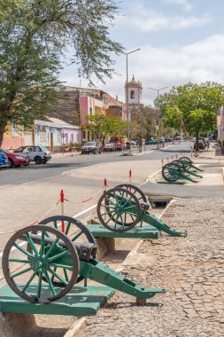 Cabo Verde Adası 'ndaki Praia kasabası, Afrika, tekerlekleri üzerinde eski topları olan, dikey