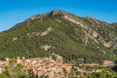 İspanya 'nın Castell de Pratdip ve dağları ile İspanya' nın Pratdip köyünün manzarası