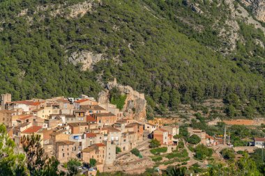 İspanya 'nın Castell de Pratdip ve dağları ile İspanya' nın Pratdip köyünün manzarası