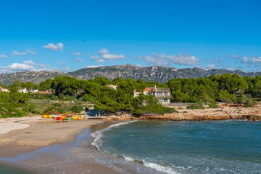 İspanya 'nın Katalunya şehrinde, Les Tres Cales' de sahili olan üç koy.