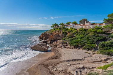 Les Tres Cales 'in sahil şeridinde bir ev. İspanya' nın Katalunya şehrindeki üç koy.