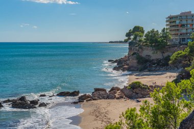 Miami Platja 'nın kıyıları Catalunya' daki Costa Dorada 'da yeşil ağaçlar ve mavi gökyüzü, İspanya