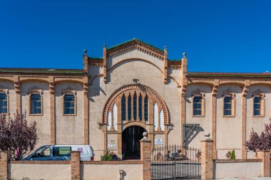 Vila-rodona, İspanya - Ekim 04.2025: Katalunya 'nın Tarragona kentindeki eski binayla Vila-rodona' nın Kooperatif Şaraphanesi