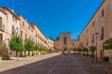 Santes Creus, İspanya - 4 Ekim. 2024: Tarragona 'daki Santes Creus Kraliyet Manastırı Katalunya, İspanya' daki eski tarihi binalar