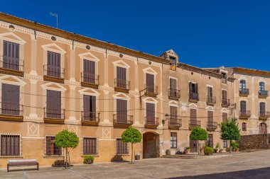 Santes Creus, İspanya - 4 Ekim. 2024: Tarragona 'daki Santes Creus Kraliyet Manastırı Katalunya, İspanya' daki eski tarihi binalar