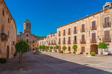 Santes Creus, İspanya - 4 Ekim. 2024: Tarragona 'daki Santes Creus Kraliyet Manastırı Katalunya, İspanya' daki eski tarihi binalar
