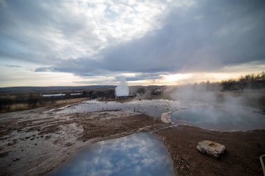 İzlanda 'daki Haukadalur Vadisi ve Strokkur