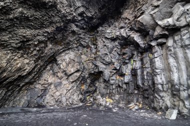 Reynisfjara, İzlanda 'nın güney kıyısında bulunan dünyaca ünlü bir kara kum plajı..