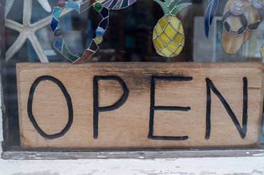 Tahta tabakta açık tabela.