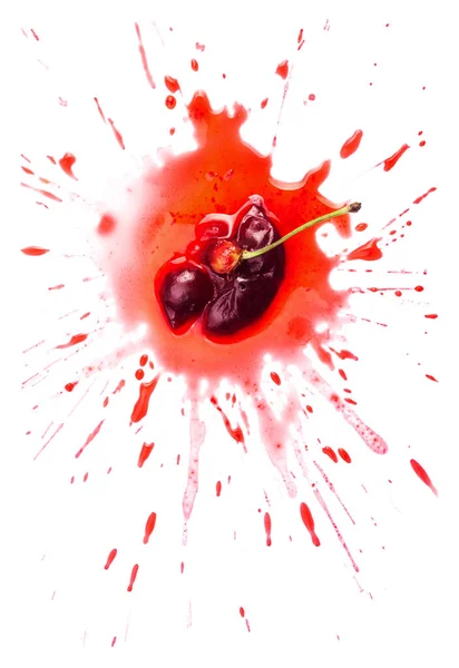 Összenyomott Érett Savanyú Cseresznye Tócsa Vörös Elszigetelt Fehér — Stock Fotó