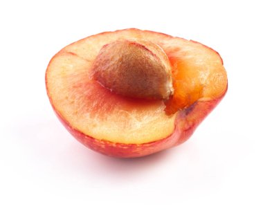 Kirazın yarısı beyaz üzerine izole edilmiş.