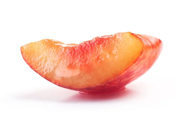 白色背景下分离出的甜樱桃片 — 图库照片