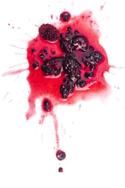 Ezilmiş dut, beyaz arkaplanda izole edildi