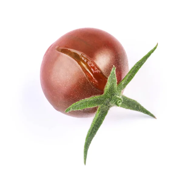 Tomate Cherry Negro Fresco Maduro Agrietado Con Pedúnculo Verde Aislado — Foto de Stock