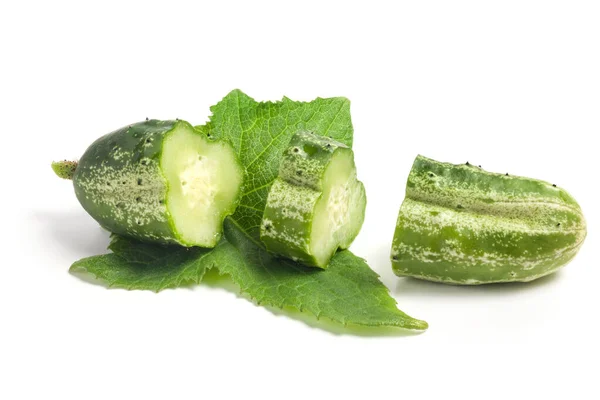 Komkommerschijfjes Geïsoleerd Witte Achtergrond — Stockfoto