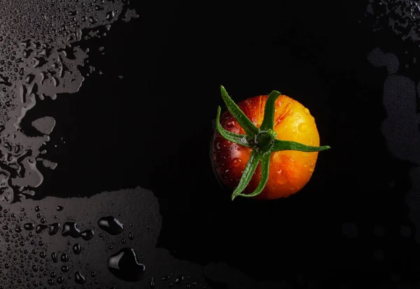 Mokry Pomidor Paski Kolorze Żółto Czerwonym Czarnym Mokrym Tle Kroplami — Zdjęcie stockowe