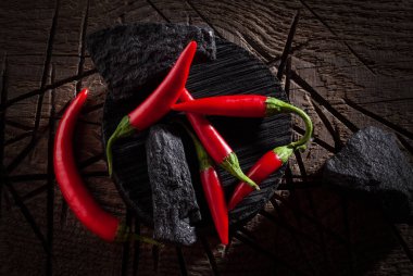 Siyah kasede acı kırmızı biber Eski ahşap masada
