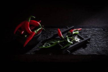 Siyah ahşap masada acı kırmızı biber