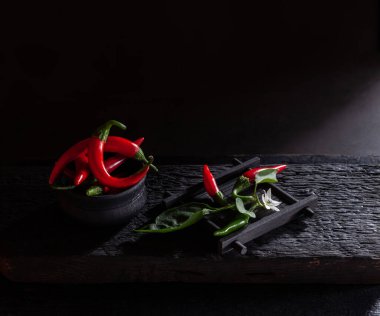 Siyah ahşap masada acı kırmızı biber