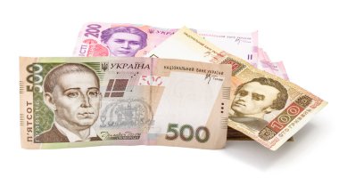 Ukrayna parası Hryvnia 500, 200 ve 100 değerinde banknot beyaza izole edilmiş. kırpma yolu