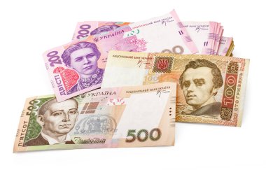 Ukrayna parası Hryvnia banknotu 500, 200 ve 100 değerinde beyaza izole edilmiş. kırpma yolu