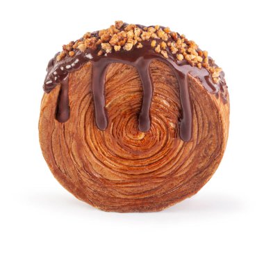 Kremalı, yuvarlak kruvasan kaplı, koyu çikolata kaplı, çıtır çıtır karamel. Fransız ya da New York Roll kruvasanı beyaz arka planda izole edilmiş.