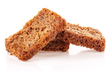 İzole edilmiş çavdar ekmeği, beyaz üzerine tuzlu ekmek.