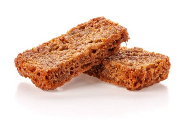 İzole edilmiş çavdar ekmeği, beyaz üzerine tuzlu ekmek.