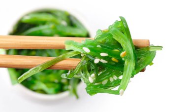 Çubuklarda Japon yosun salatası var. Japon mutfağı - Wakame salatası, Chuka yosun salatası