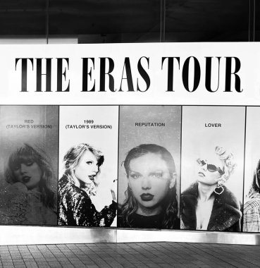 Sydney, Avustralya - 13 Şubat 2024: Taylor Swift bir bina cephesinde Eras Turu için tanıtım pankartı. Çarpıcı bir monokrom çekimi dramı ve beklentiyi yakalar..