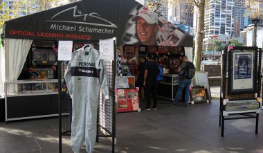 Melbourne, Avustralya - 21 Mart 2018: Yarış efsanesi Michael Schumacher 'ın pankartlarıyla süslenen hareketli pazar yerinde, bir dizi hatıra eşya ve eşya satılıyor.