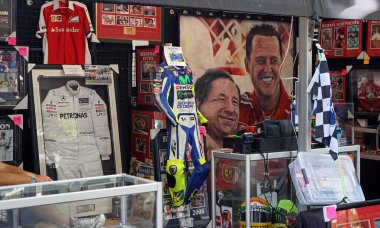 Melbourne, Avustralya - 21 Mart 2018: Hayranlar şapkalardan posterlere kadar kendilerini ünlü Formula 1 şampiyonu ve efsanevi Michael Schumacher 'ın mirasına adayabilirler.