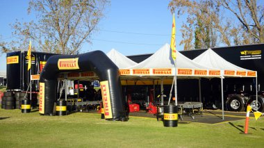 Melbourne, Avustralya - 21 Mart 2018: Formula 1 Avustralya Grand Prix 'sinde Pirelli için sergi hizmeti alanı.