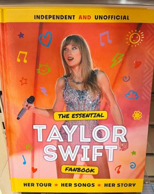 Sydney, Avustralya - 05 Mart 2024: Bir kitapçıda satılık Taylor Swift 'in temel hayran kitabı (gayri resmi sürümü), öyküsünü, şarkılarını ve turne bilgilerini içerir..