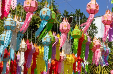 Loy Krathong 'da renkli asılı fenerler ve Tayland' ın kuzeyinde yeni yıl festivali.