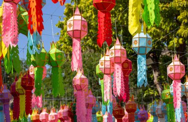 Loy Krathong 'da renkli asılı fenerler ve Tayland' ın kuzeyinde yeni yıl festivali.