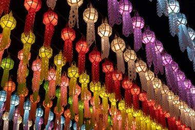 Tayland 'ın kuzeyindeki Loy Krathong festivalinde gece gökyüzünde renkli fenerler yanıyor.