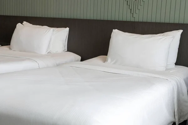 Розкішний Інтер Спальні Двома Ліжками Білою Подушкою — стокове фото
