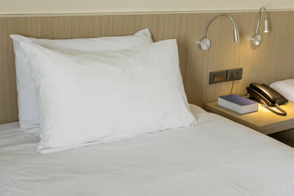 Modern Yatak Odası Beyaz Yastıklı Komodinli — Stok fotoğraf