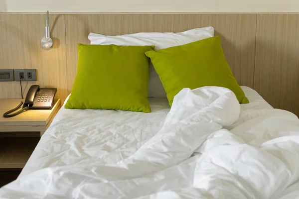 Unordentliche Bettwäsche Und Kopfkissen Morgen Schlafzimmer — Stockfoto