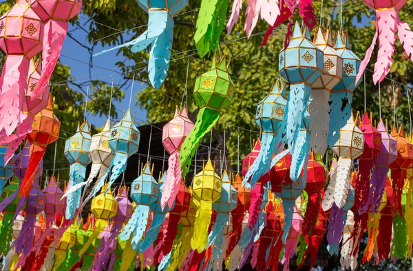 タイ北部で開催されるロイ クラトンとニューイヤー フェスティバルのカラフルな吊るし提灯 — ストック写真