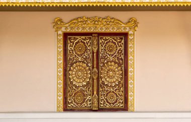 Ahşap pencereye oyulmuş çiçek deseni, tapınakta Tayland sanatı.