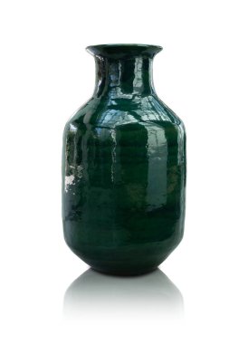 Beyaz zemin üzerinde izole edilmiş siyah vintage seramik vazo veya kil kavanoz, bahçe ve iç mimari için kap