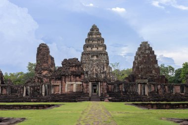 Phimai Tarihi Parkı, Tayland 'da Taş Mimari ve Kültür Mirası ve Arkeolojik Harabeleri, Nakhon Ratchasima ile birlikte antik bir Asya tapınağıdır.