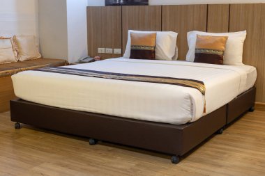 Lüks ve Konforlu Yatak Odası İçi, Özel Tayland desenli Yastık ve Yatağın Üzerinde Battaniye